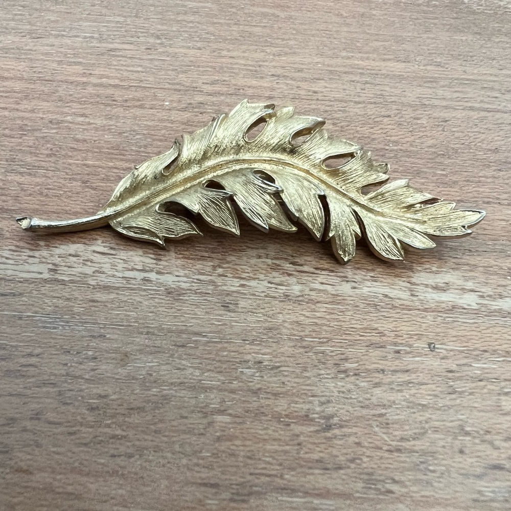 CORO Brooch Gold Tone Matte Curved 1960s Vintage Brushd Leaf Feather
